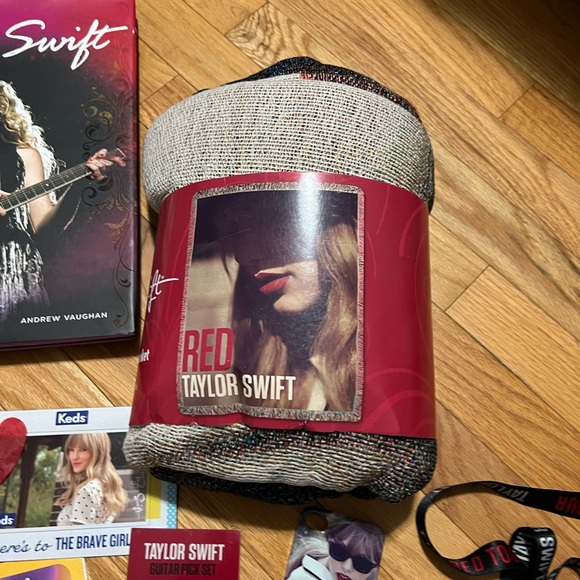 Taylor Swift Red Tour Merch 2013 & More- READ DESCRP. - Picture 3 of 15